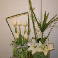 Arreglo Floral para aniversario, elaborado con hermosas flores blancas, en base de cristal