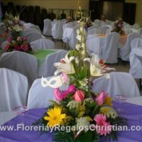 Centro de Mesa con rosas, gerberas y casablancas