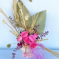 Hermoso arreglo de Rosas inglesas y follajes diversos de naturaleza muerta, en base de cerámica.