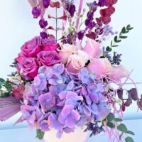 Arreglo estilo Boho con Hortencias, rosas, follajes y base de ceramica
