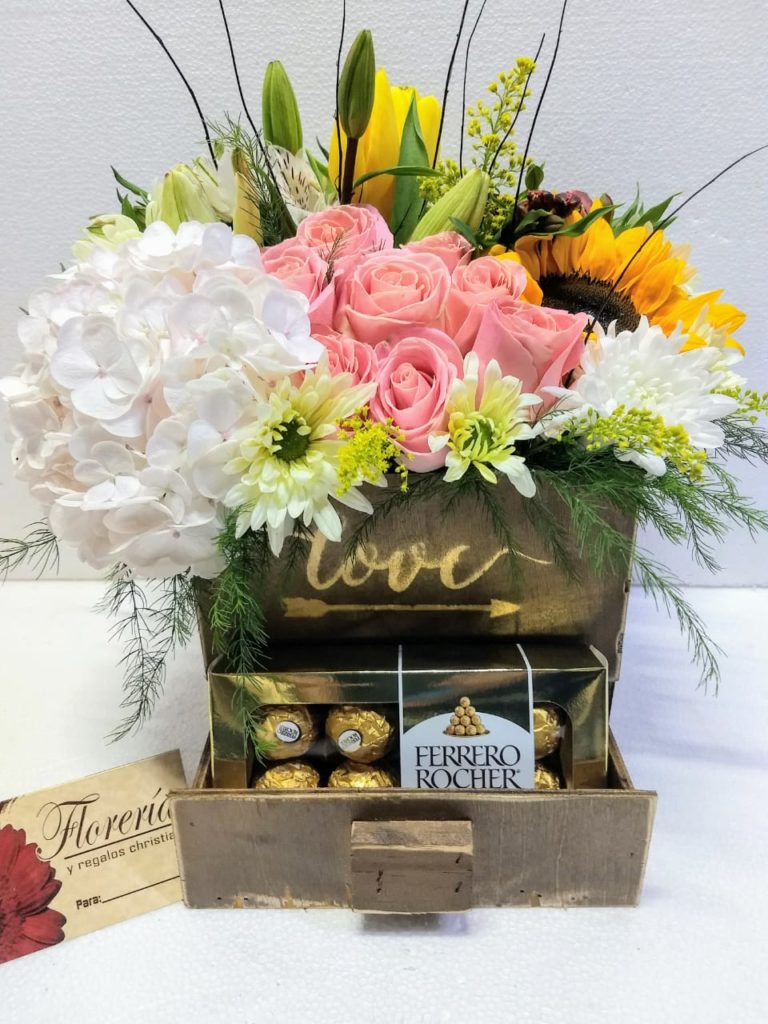 Hermosa caja surtida con flores y chocolates. Envío a domicilio en Tijuana.
