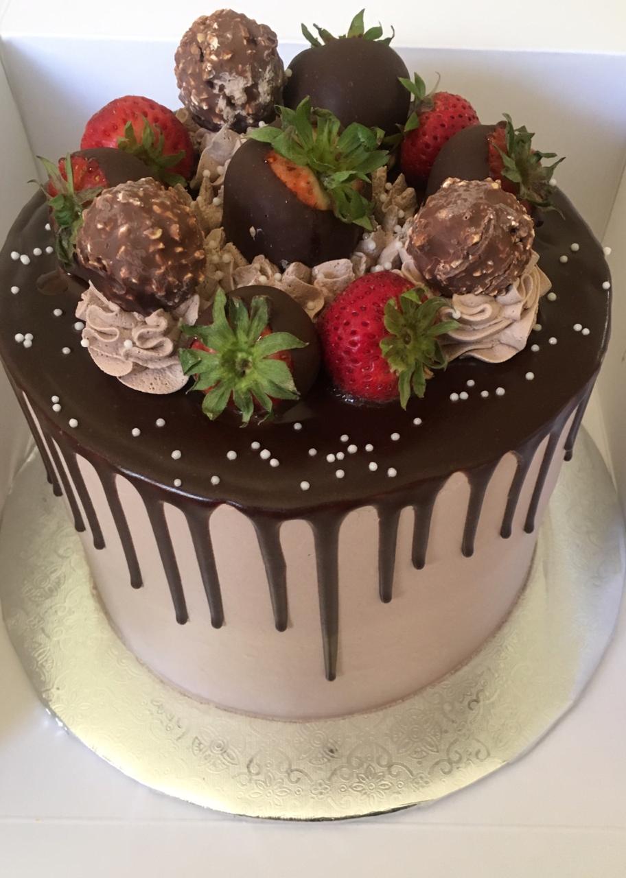 PASTEL DE CHOCOLATE CON FRESAS INCLUYE CAJA DE FLORES - Floreria y Regalos  Christian