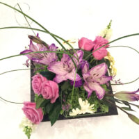 CM51 - Hermoso centro de mesa Lilia y Rosas en Base de Madera