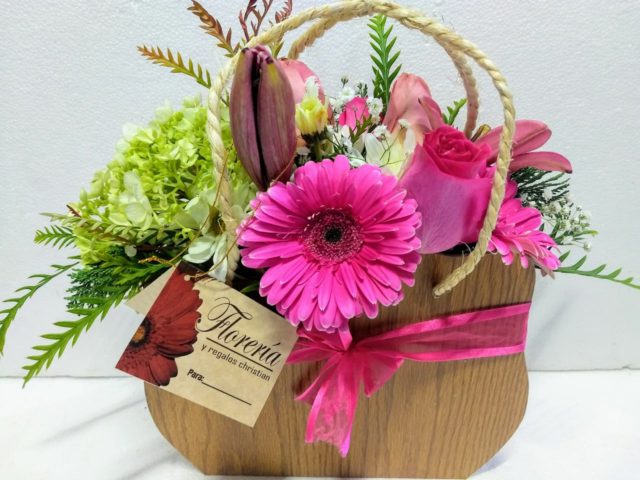 Ahora puedes enviar a domicilio esta hermosa bolsa de flores surtidas.
