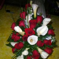 Arreglo floral con Rosas y Tulipanes.