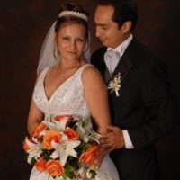 Arreglo de flores para Bodas, elaborado con Rosas y Casablancas.