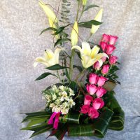 NU20 - Arreglo floral de rosas y concador. Envío en Tijuana.
