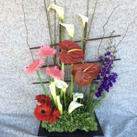 NU3 - Arreglo de flores de alcatraz, naturista y gerberas. Envío en Tijuana.