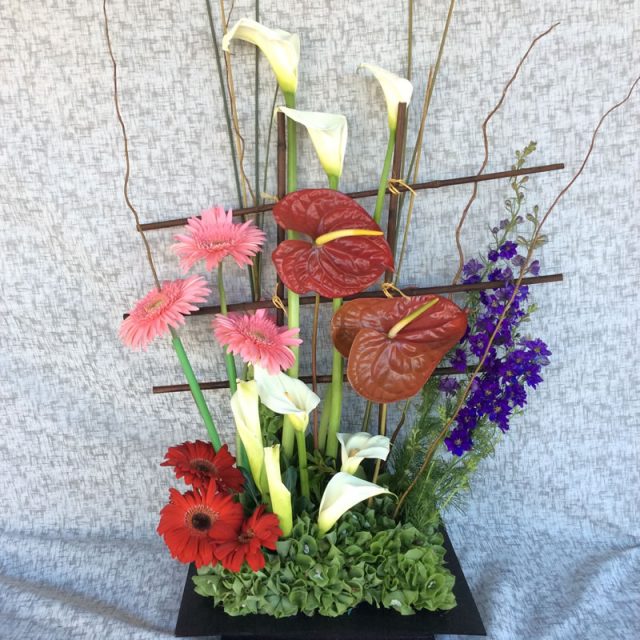 NU3 - Arreglo de flores de alcatraz, naturista y gerberas. Envío en Tijuana.